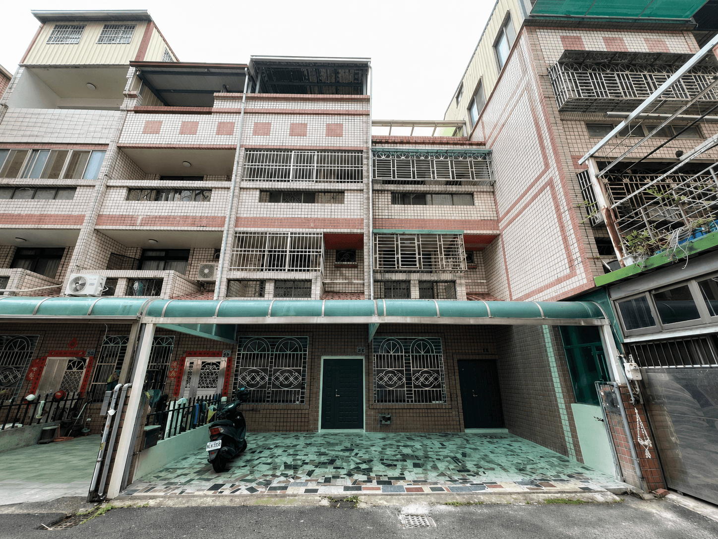 Nhà phố 4PN mới hoàn toàn - Khu yên tĩnh bên đê sông Thái Bình - Kèm chỗ đậu xe